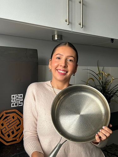 Holding a solid but manageable Siraat pan