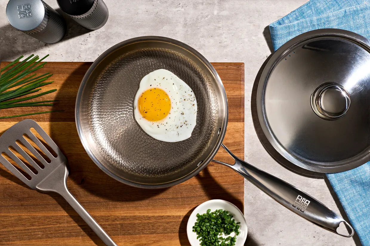 Fried egg on the bare hammered titanium surface of the Siraat pan